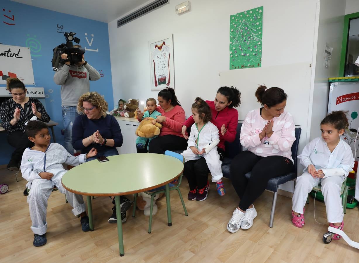 Agentes de la Policía Nacional de la Comisaría de Mérida han hecho entrega de juguetes a los niños hospitalizados.