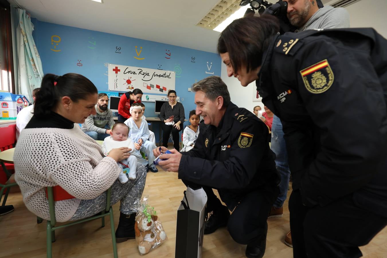 Agentes de la Policía Nacional de la Comisaría de Mérida han hecho entrega de juguetes a los niños hospitalizados.