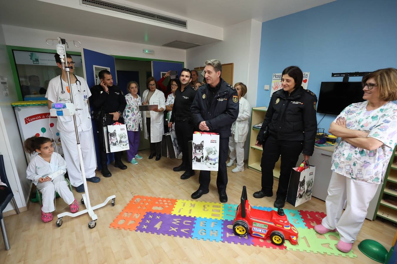 Agentes de la Policía Nacional de la Comisaría de Mérida han hecho entrega de juguetes a los niños hospitalizados.