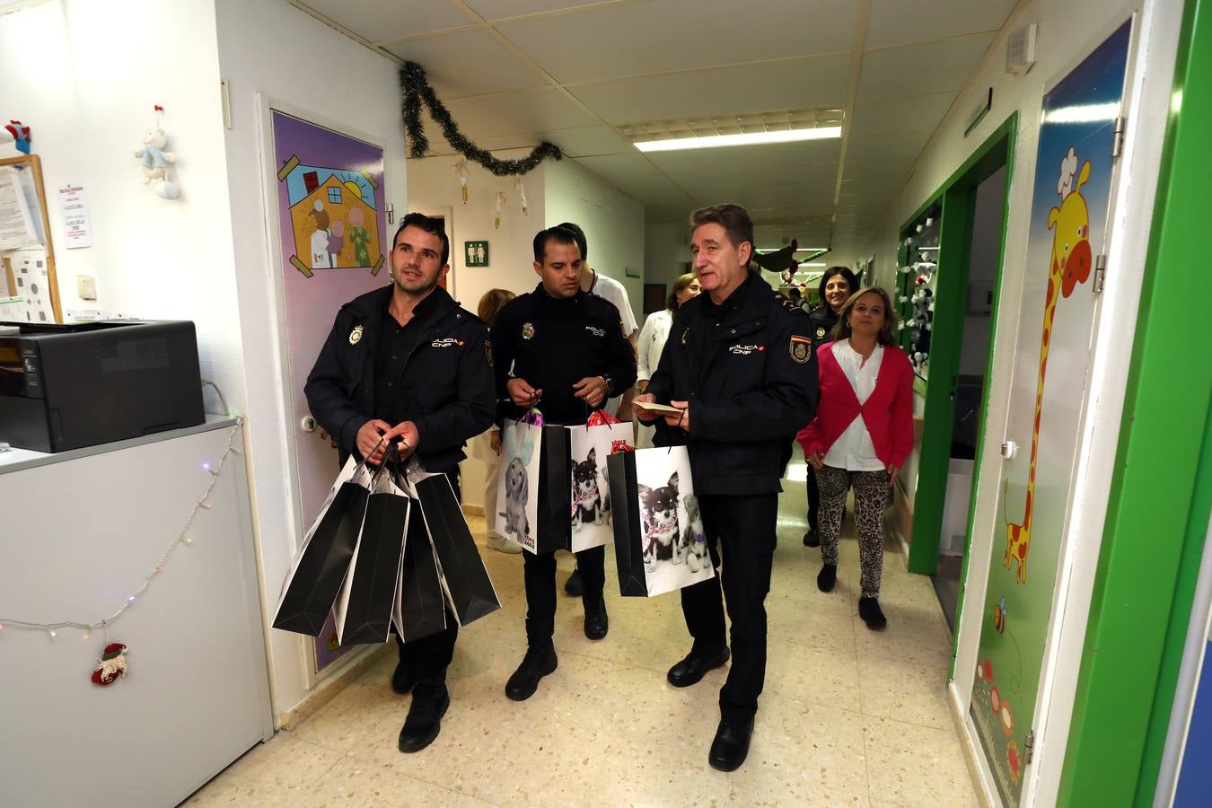 Agentes de la Policía Nacional de la Comisaría de Mérida han hecho entrega de juguetes a los niños hospitalizados.