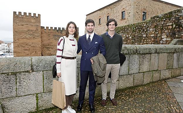 Fernando Palazuelo, en el centro, junto a los futuros duques de Alba, Fernando Fitz-James-Stuart, hijo del duque de Alba y su espsa Sofía Palazuelo