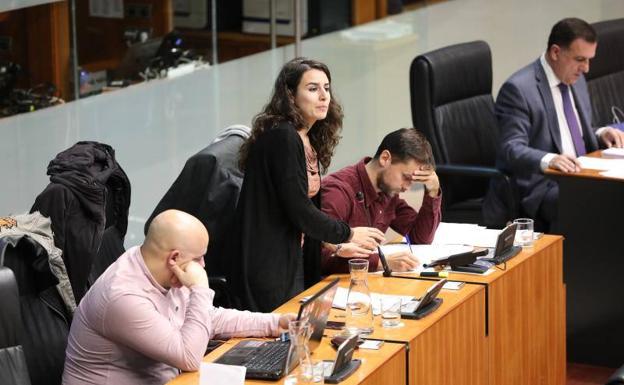 Irene de Miguel, junto a Álvaro Jaén, esta mañana en el Pleno de la Asamblea. 