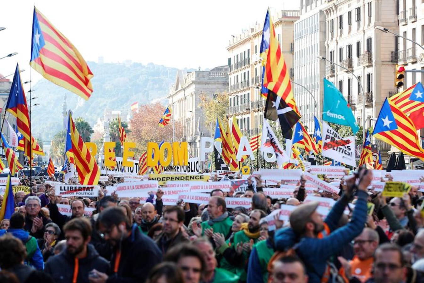 El presidente del Gobierno, Pedro Sánchez, preside este viernes el Consejo de Ministros en la Llotja de Mar de Barcelona. La ciudad condal vive una jornada de concentraciones y protestas de la mano de los CDR.