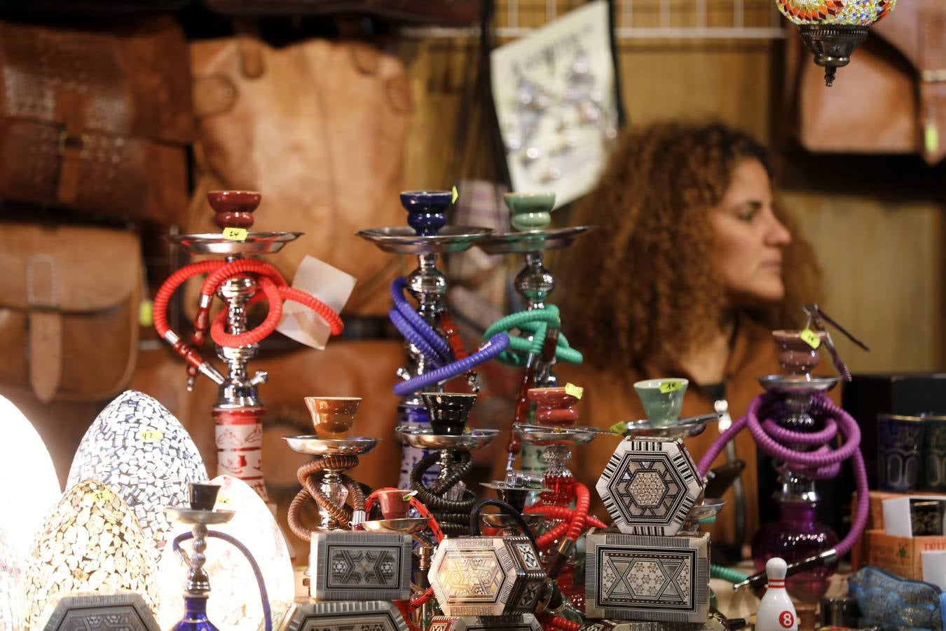 El mercadillo navideño, que está instalado en la céntrica avenida de Cánovas, estos días es visitado por los cacereños en busca de regalos de última hora.