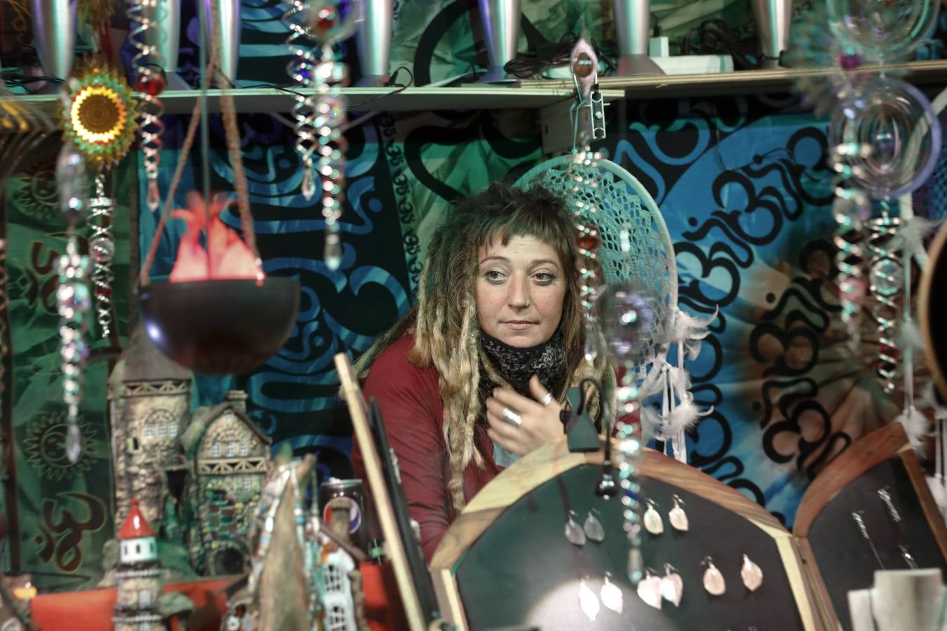 El mercadillo navideño, que está instalado en la céntrica avenida de Cánovas, estos días es visitado por los cacereños en busca de regalos de última hora.