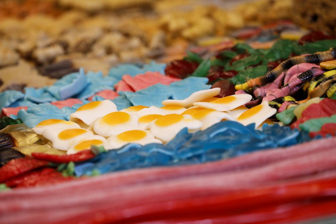 El mercadillo navideño, que está instalado en la céntrica avenida de Cánovas, estos días es visitado por los cacereños en busca de regalos de última hora.