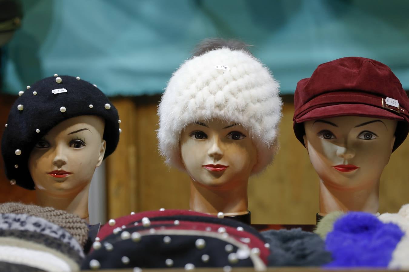 El mercadillo navideño, que está instalado en la céntrica avenida de Cánovas, estos días es visitado por los cacereños en busca de regalos de última hora.