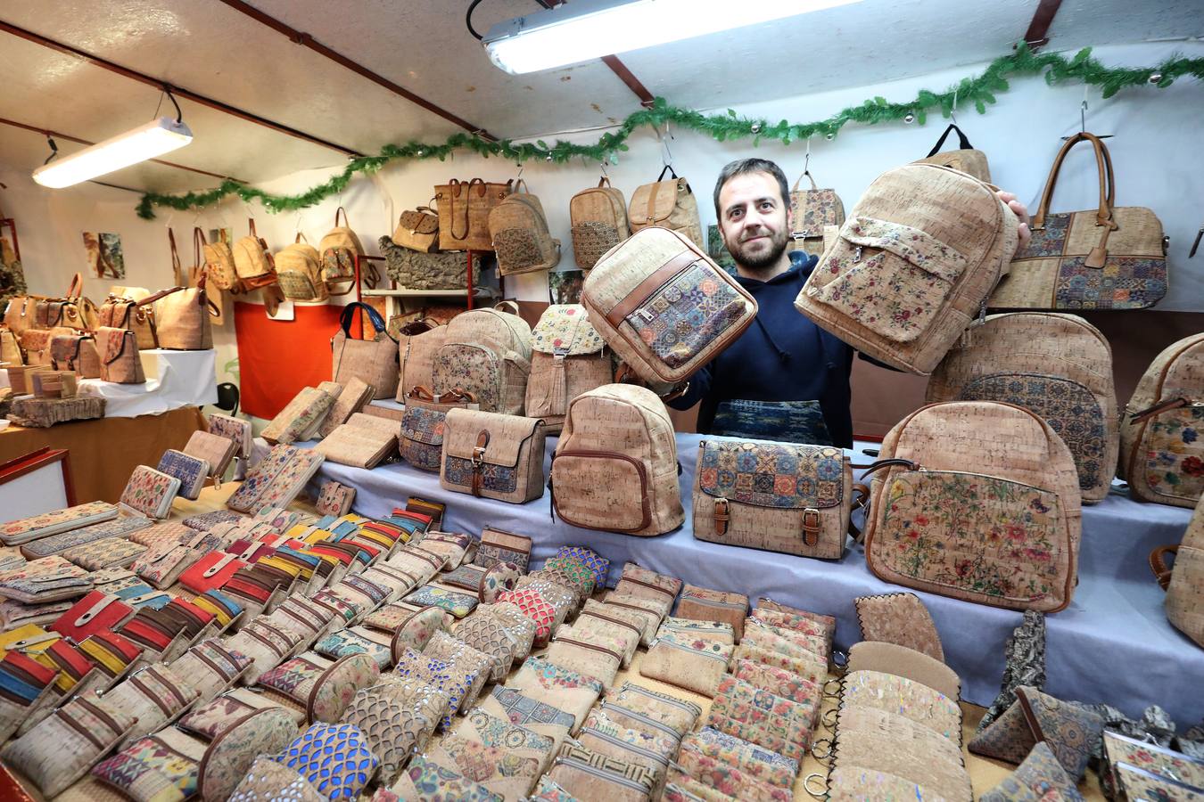 El Mercadillo navideño de artesanía que está instalado en la Plaza de España de Mérida, estará abierto hasta el 6 de enero.