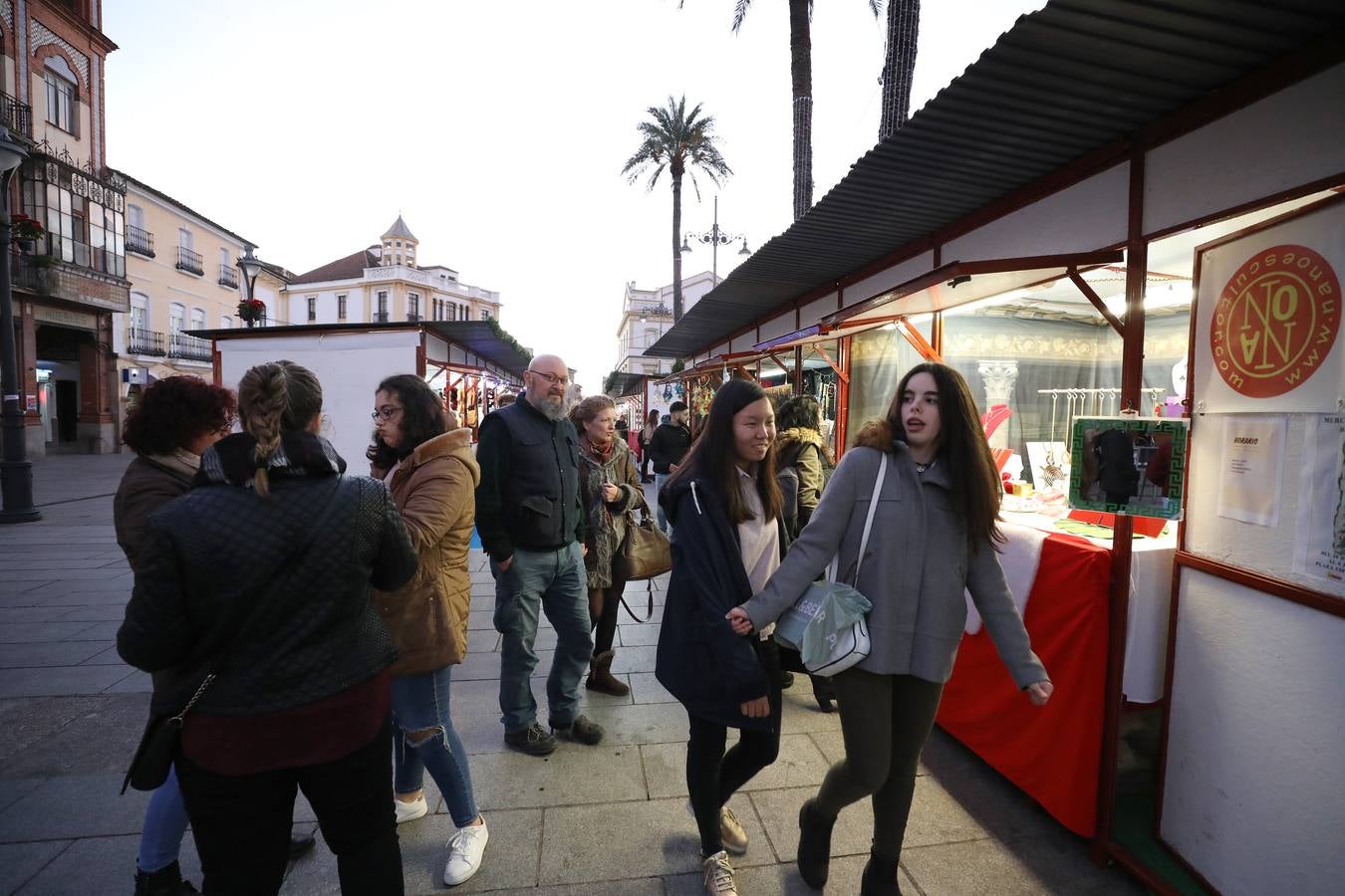 El Mercadillo navideño de artesanía que está instalado en la Plaza de España de Mérida, estará abierto hasta el 6 de enero.