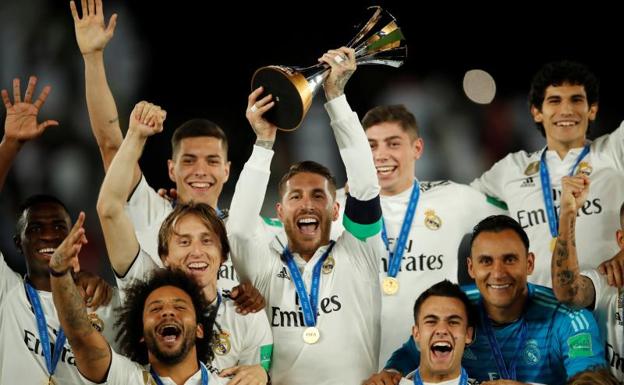 Sergio Ramos alza el título que acredita al Real Madrid como campeón del Mundial de Clubes. 