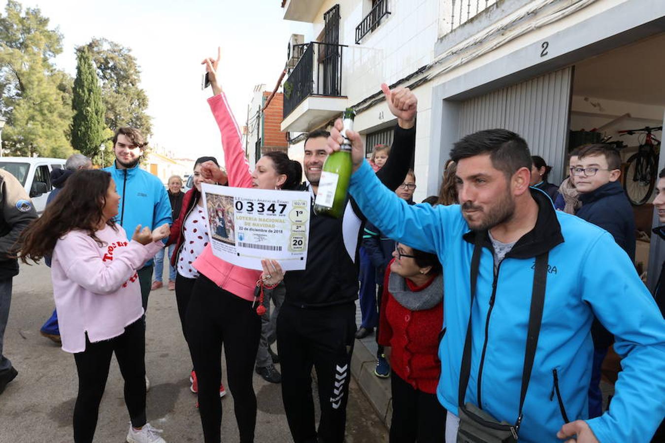 Los vecinos de Torremejía celebran con los dos agraciados el premio que les ha tocado.