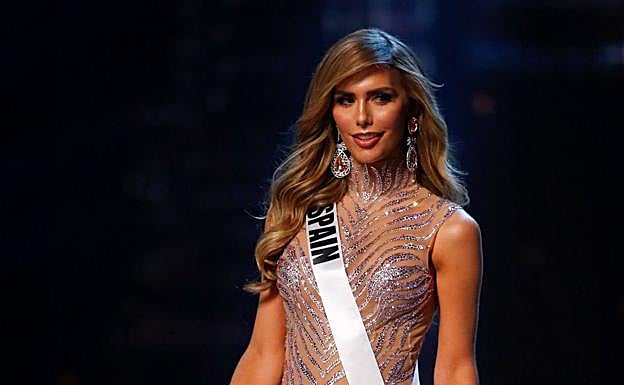 Ángela Ponce desfila en Miss Universo.