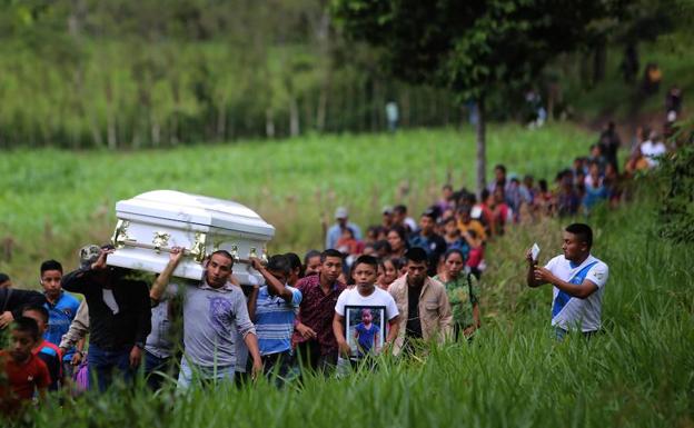 Varias personas cargan el féretro de la menor Jakelin Caal Maquín durante un recorrido hasta el cementerio de la comunidad de San Antonio Secortéz (Guatemala).