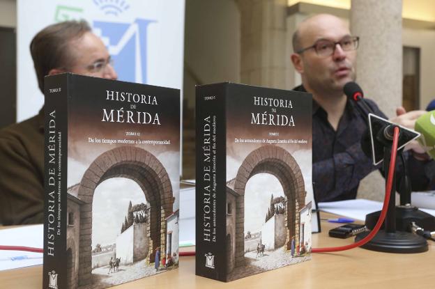 El historiador Juan Carlos López durante la presentación de 'Historia de Mérida'. :: j. m. romero