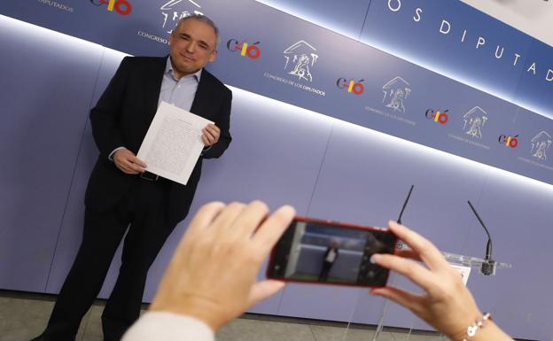 Rafael Simancas enseña a la prensa en el COngreso el recurso del PSOE al Constitucional. 