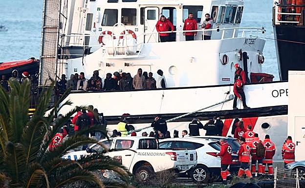 El buque, a su llegada al puerto de Crinavis de San Roque. 