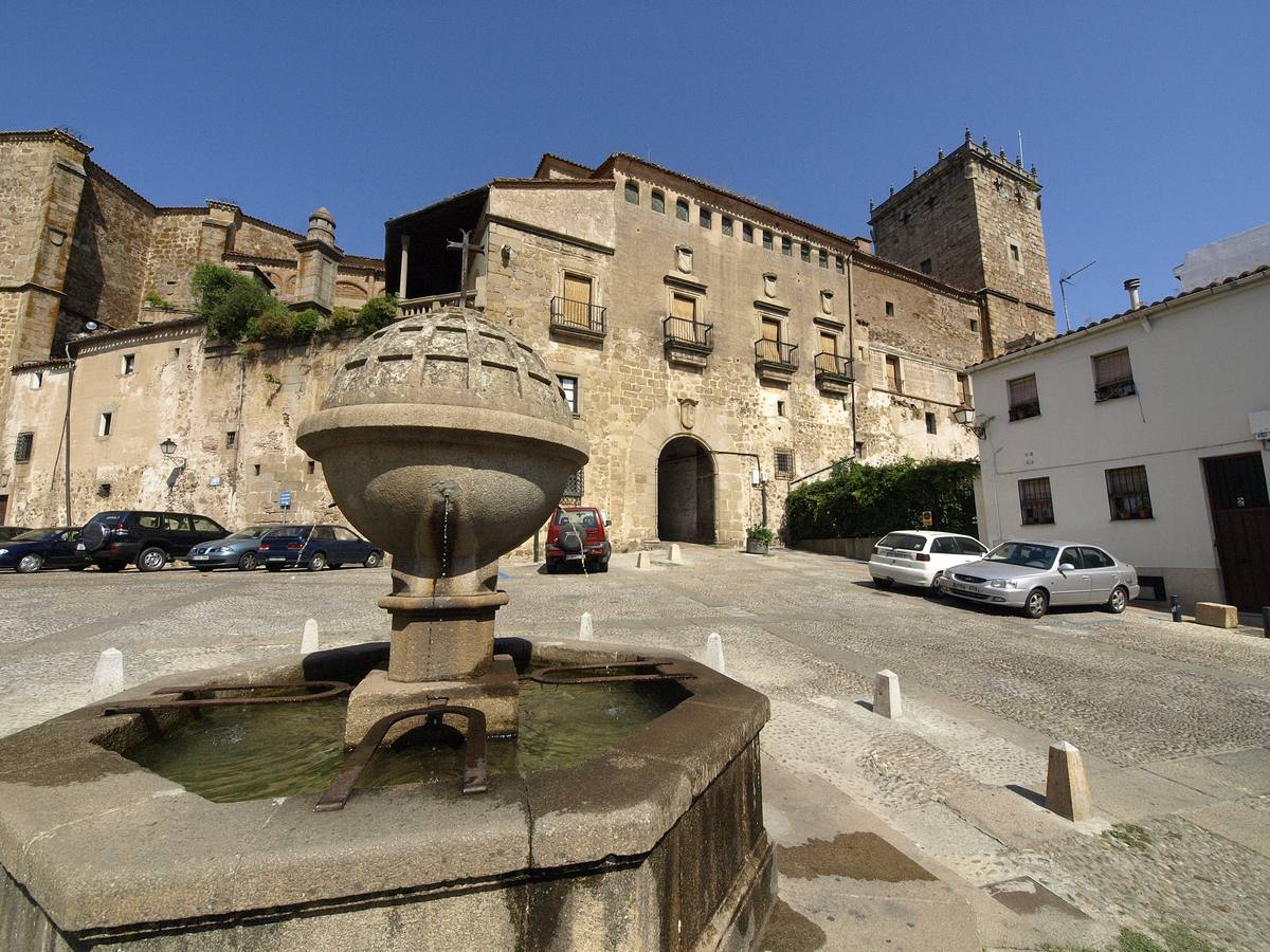 A Plasencia se la considera la capital del norte de Extremadura. Es un destino turístico destacable por su historia y monumentos. Su situación geográfica es ideal para conocer las comarcas del norte.