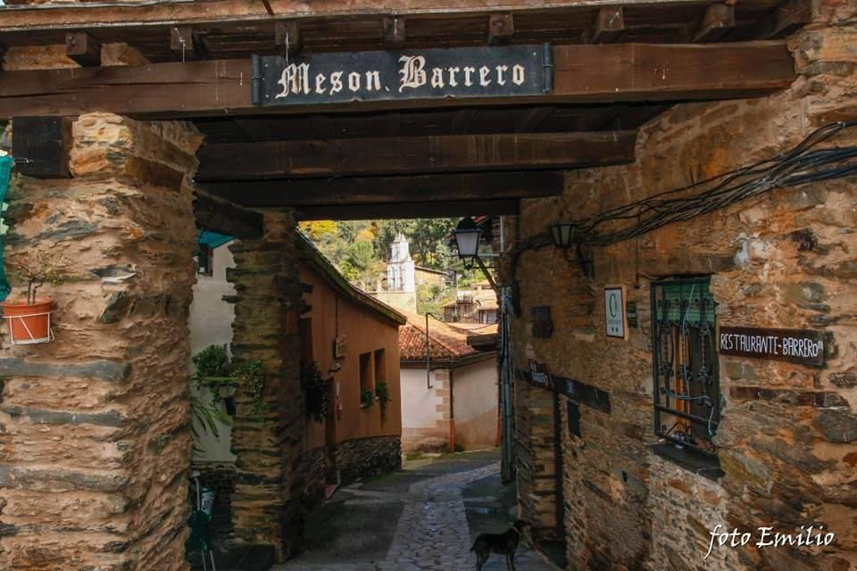 Robledillo de Gata está ubicado en uno de los valles más profundos de Sierra de Gata. Esto es lo que ha permitido que se mantenga su arquitectura tradicional. Con menos de 100 habitantes Robledillo ha sabido sacarle partido a su personalidad y autenticidad como localidad fronteriza de la comarca de las Hurdes.