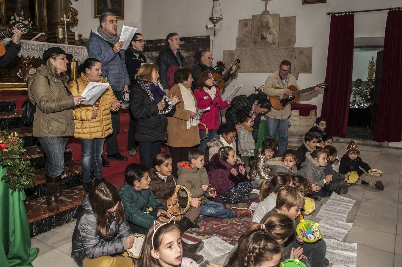 El Grupo Corales de badajoz ha realizado un recorrido por los belenes de Badajoz cantando villancicos. Han comenzado por la Iglesia Santa María la Real (San Agustín), Iglesia de la Concepción, Convento de Santa Ana, Iglesia de San Andrés, Museo de la Ciudad Luis de Morales, y terminando en la Catedral.