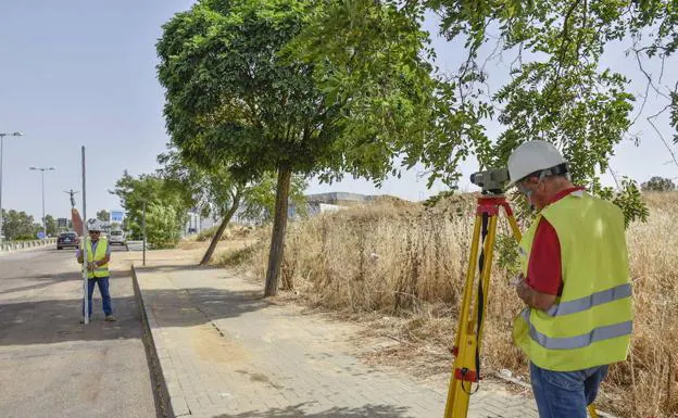 Topógrafos realizan mediciones de la circunvalación, en agosto. :: 