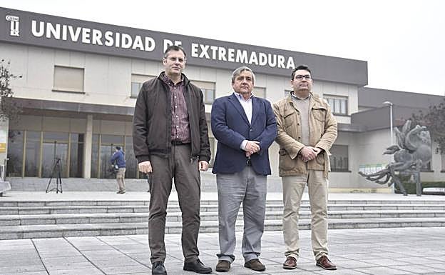 El rector Antonio Hidalgo (centro) con parte de su equipo. :: 