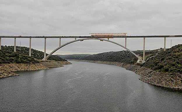 Viaducto sobre el Tajo para el futuro AVE. :: 