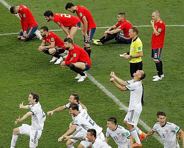 La selección rusa celebra el pase a cuartos, ante la desolación de los futbolistas de La Roja. 
