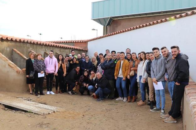 Participantes en la escuela con el alcalde. :: f. h.