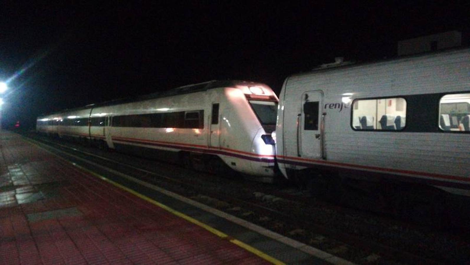 El tren Badajoz-Madrid tuvo un problema y quedó detenido en mitad del campo dejando a 160 pasajeros sin luz ni calefacción