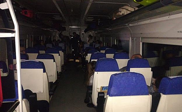 Tren averiano anoche a tres kilómetros de la estación de Navalmoral:. HOY