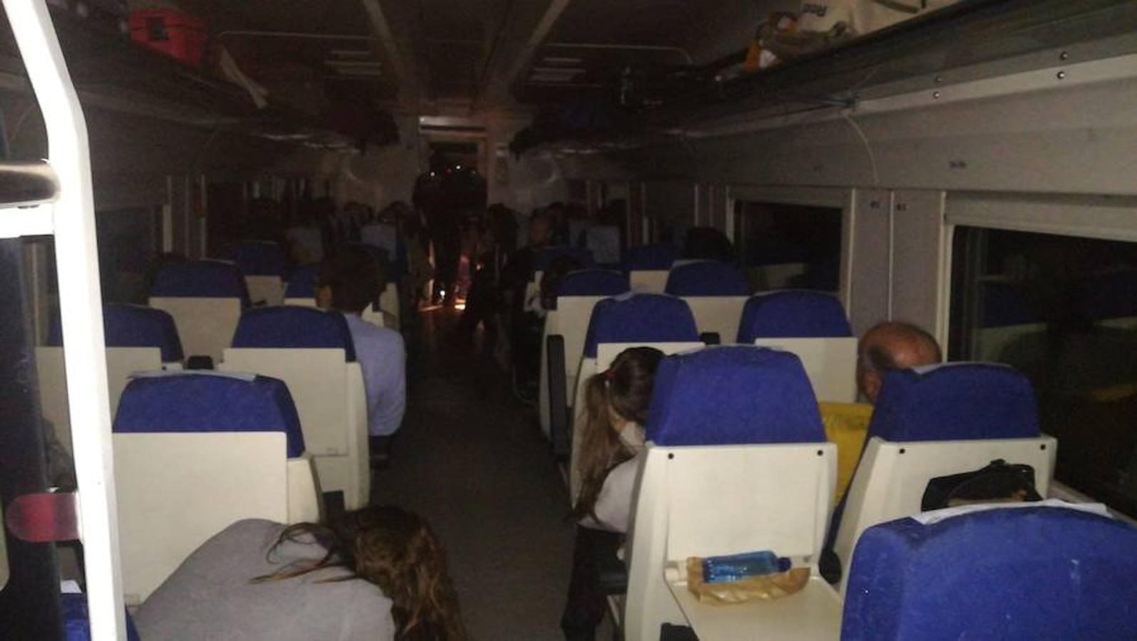 El tren Badajoz-Madrid tuvo un problema y quedó detenido en mitad del campo dejando a 160 pasajeros sin luz ni calefacción