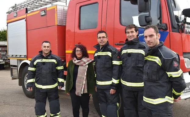 Los nuevos trajes de los bomberos de la Diputación de Badajoz son más cómodos y seguros