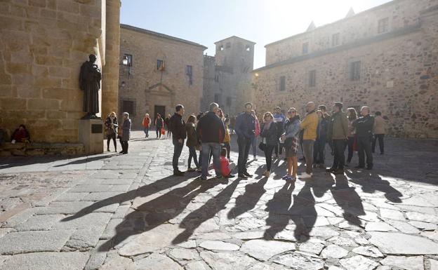 Turistas en parte antigua de Cáceres:: HOY