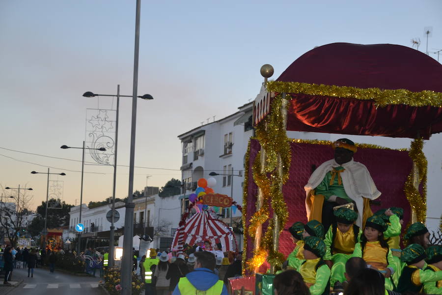 En la Cabalgata de Los Santos han participado 9 carrozas y se han repartido 1.000 kilos de caramelos