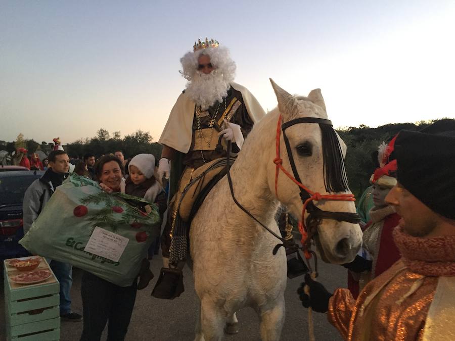 En Villar del Rey los Reyes Magos reparten los regalos durante la cabalgata que recorre el pueblo.