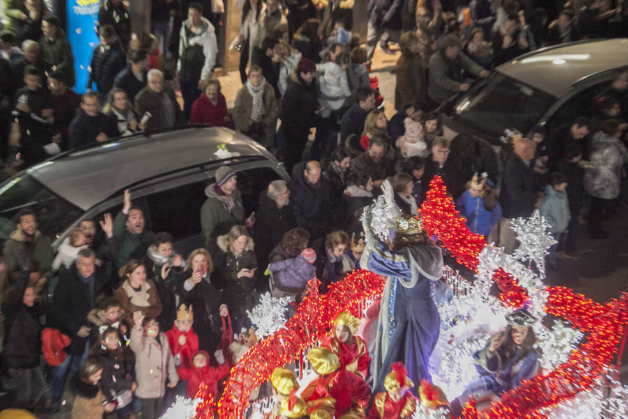 Fotos: Sus Majestades de Oriente reparten ilusión en las calles de Cáceres