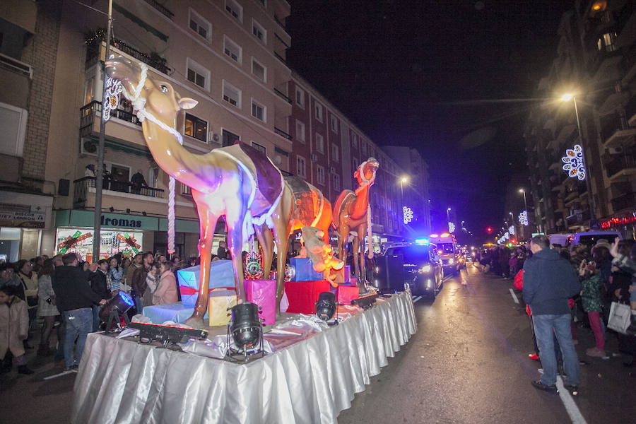 Fotos: Sus Majestades de Oriente reparten ilusión en las calles de Cáceres