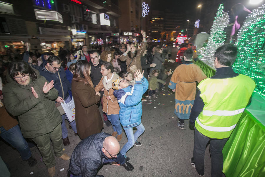 Fotos: Sus Majestades de Oriente reparten ilusión en las calles de Cáceres