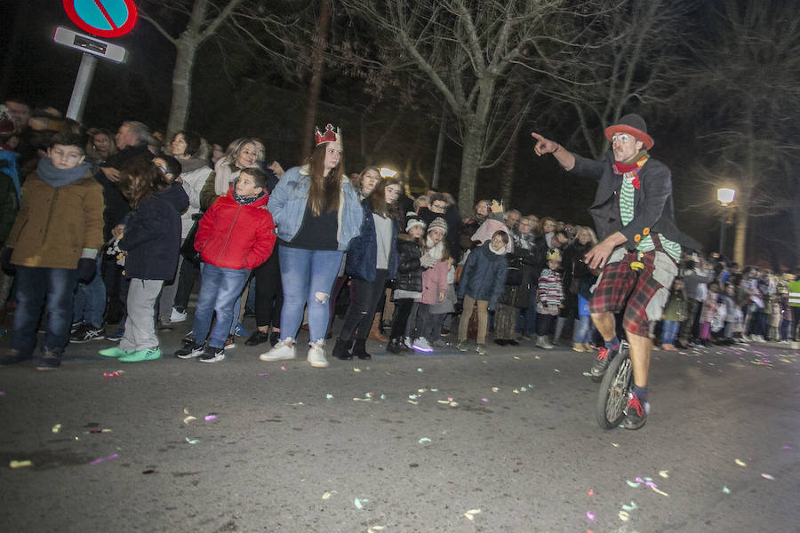 Fotos: Sus Majestades de Oriente reparten ilusión en las calles de Cáceres