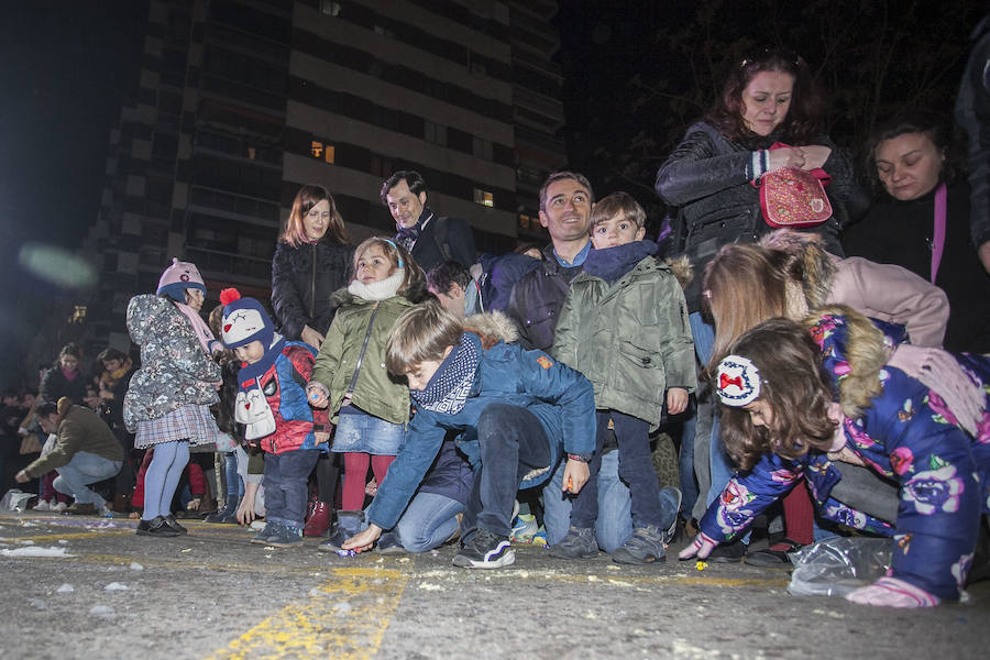 Fotos: Sus Majestades de Oriente reparten ilusión en las calles de Cáceres