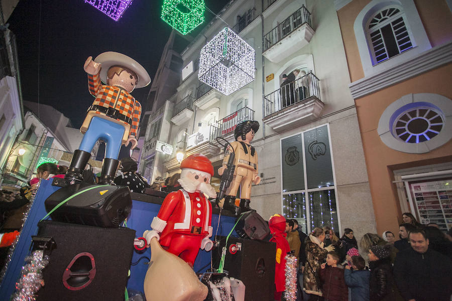 Fotos: Sus Majestades de Oriente reparten ilusión en las calles de Cáceres