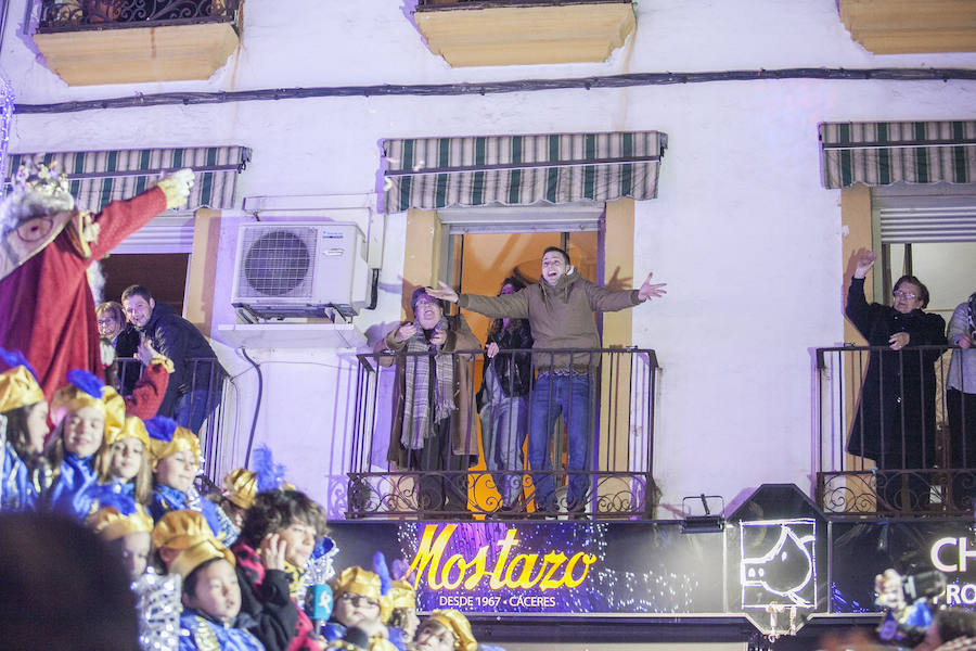 Fotos: Sus Majestades de Oriente reparten ilusión en las calles de Cáceres