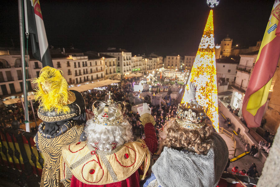 Fotos: Sus Majestades de Oriente reparten ilusión en las calles de Cáceres