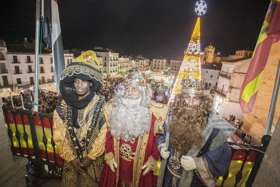 Fotos: Sus Majestades de Oriente reparten ilusión en las calles de Cáceres