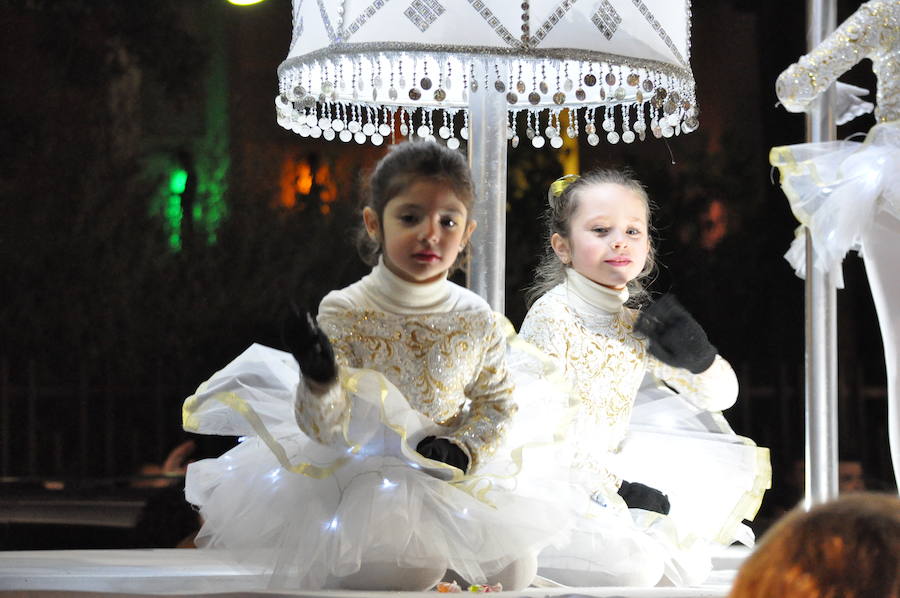 Niñas en una carroza de la Cabalgata de Don Benito.