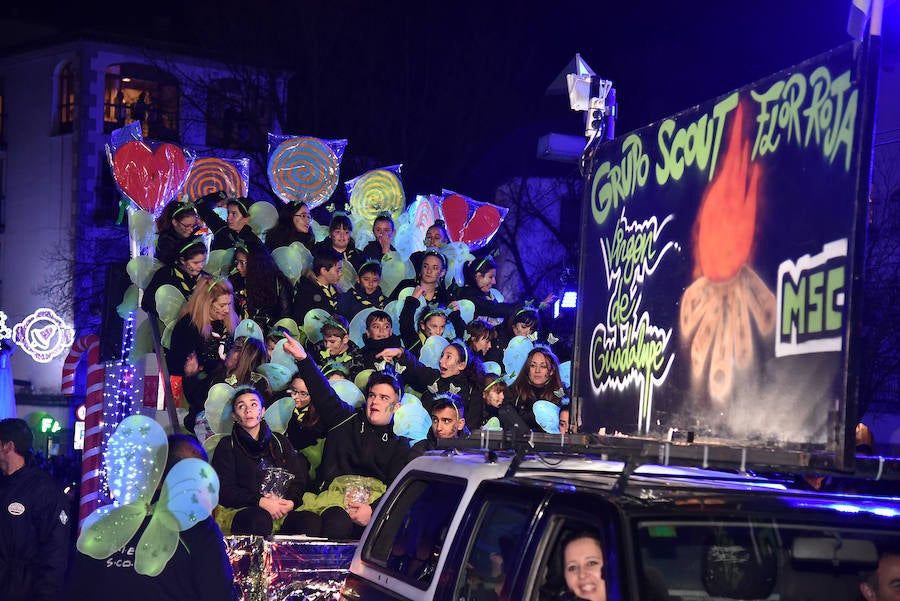 Pequeños y grandes han disfrutado este sábado de la visita a la ciudad de los Reyes Magos 