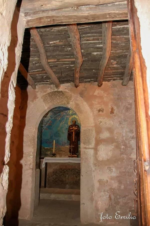 En el municipio cacereño de San Pedro de Acín se encuentra el Monasterio El Palancar, fundado por San Pedro de Alcántara en 1557. El conjunto arquitectónico se caracterizan por su simplicidad. Llama la atención a los visitantes por sus escasas dimensiones. Juan de Santa María lo definía como «un lugar con treinta y dos pies de largo y veintiocho de ancho, con una capilla tan pequeña que en ella cabían el sacerdote y el acólito que le ayudaba, si otro alguno entraba ocupaba mucho».