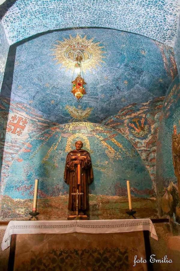 En el municipio cacereño de San Pedro de Acín se encuentra el Monasterio El Palancar, fundado por San Pedro de Alcántara en 1557. El conjunto arquitectónico se caracterizan por su simplicidad. Llama la atención a los visitantes por sus escasas dimensiones. Juan de Santa María lo definía como «un lugar con treinta y dos pies de largo y veintiocho de ancho, con una capilla tan pequeña que en ella cabían el sacerdote y el acólito que le ayudaba, si otro alguno entraba ocupaba mucho».