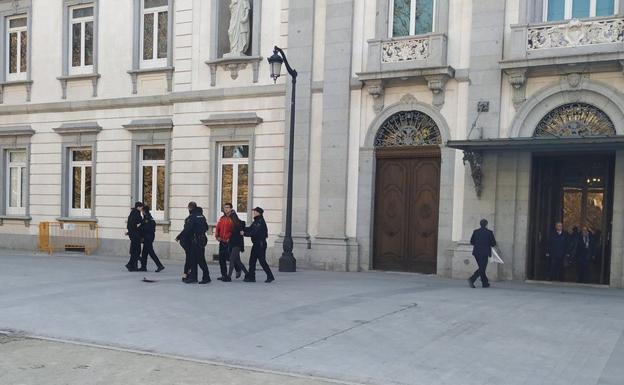Miembros de Arran son detenidos a las puertas del Tribunal Supremo.