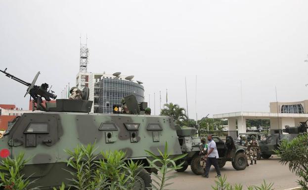 Vehículos militares rodearon la radio y la televisión oficiales. 